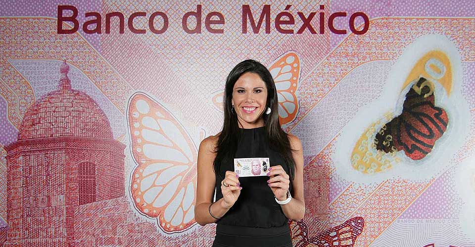 Paola Rojas presentando el billete de 50 pesos